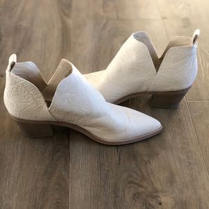 Dolce Vita Sonni Booties in white(ivory) leather.  Never worn. Size 8